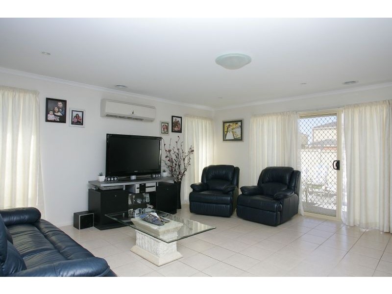 22 Flowerdale Crescent, Roxburgh Park VIC 3064