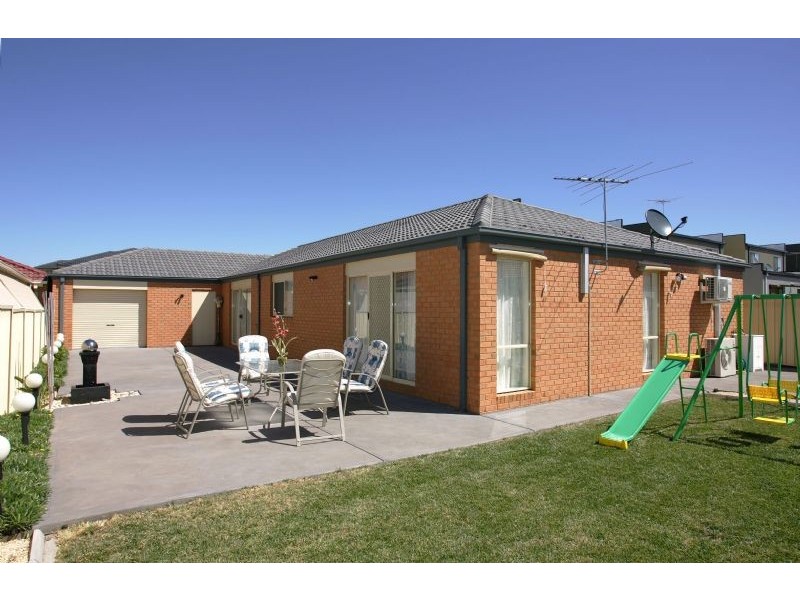 22 Flowerdale Crescent, Roxburgh Park VIC 3064