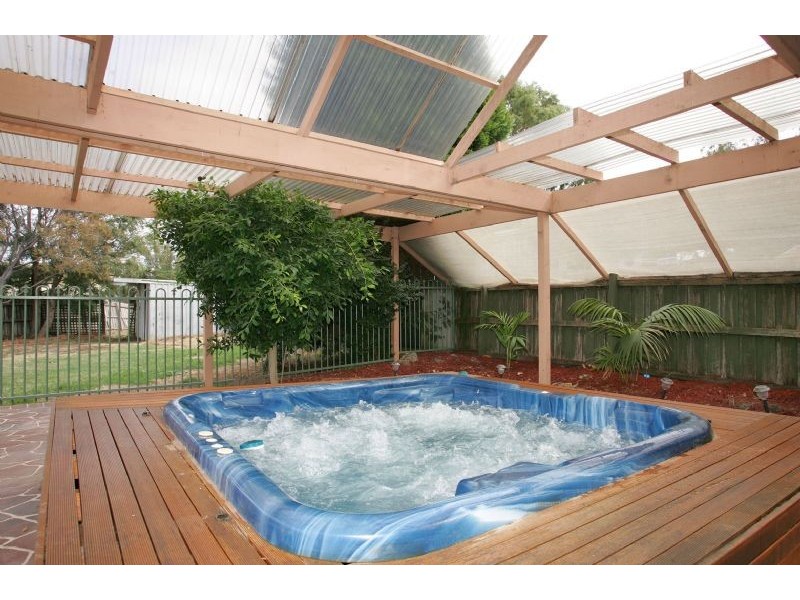 4 Molland Court, Craigieburn VIC 3064