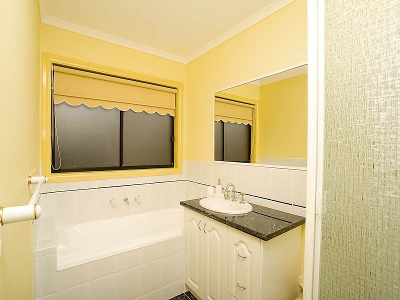 10 Salween Crescent, Roxburgh Park VIC 3064