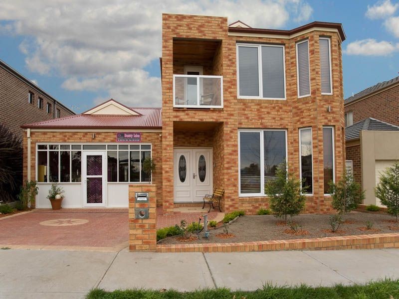 27 Troward Harvey Way, Craigieburn VIC 3064