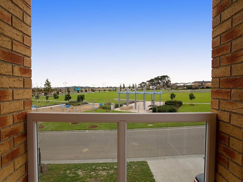 27 Troward Harvey Way, Craigieburn VIC 3064