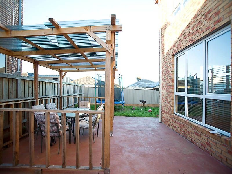 27 Troward Harvey Way, Craigieburn VIC 3064