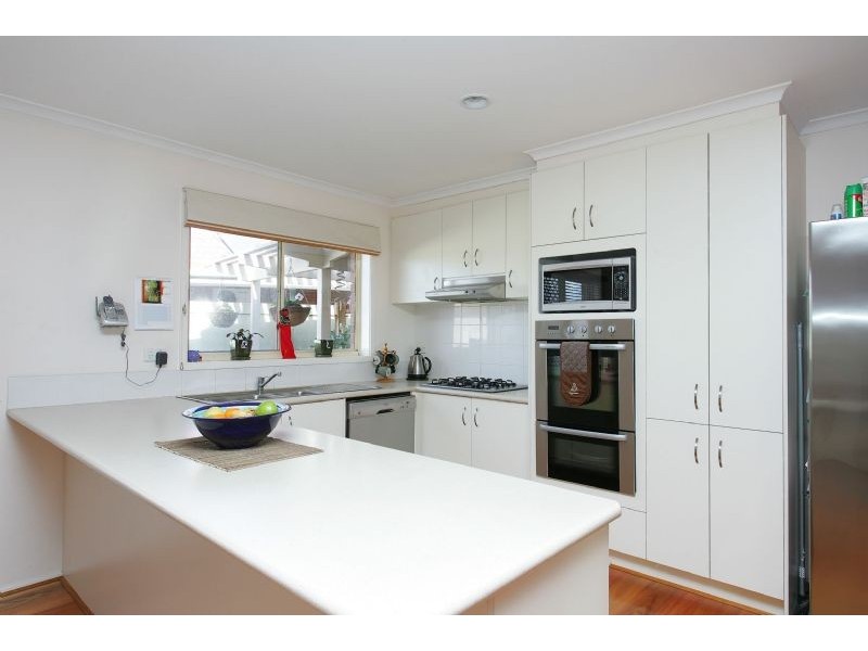 10 Chamney Place, Roxburgh Park VIC 3064