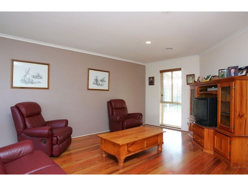10 Chamney Place, Roxburgh Park VIC 3064