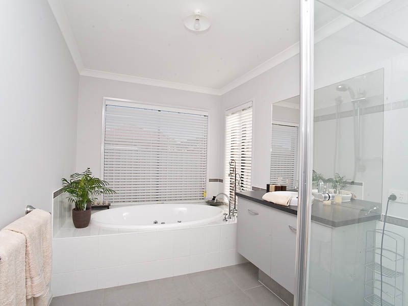 35 Long Island Circuit, Craigieburn VIC 3064