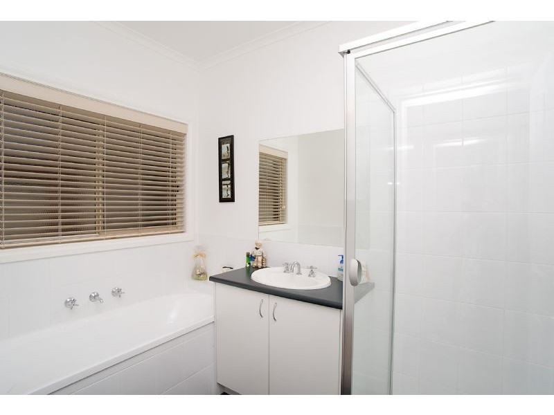 18 Pinevalley Rise, Craigieburn VIC 3064