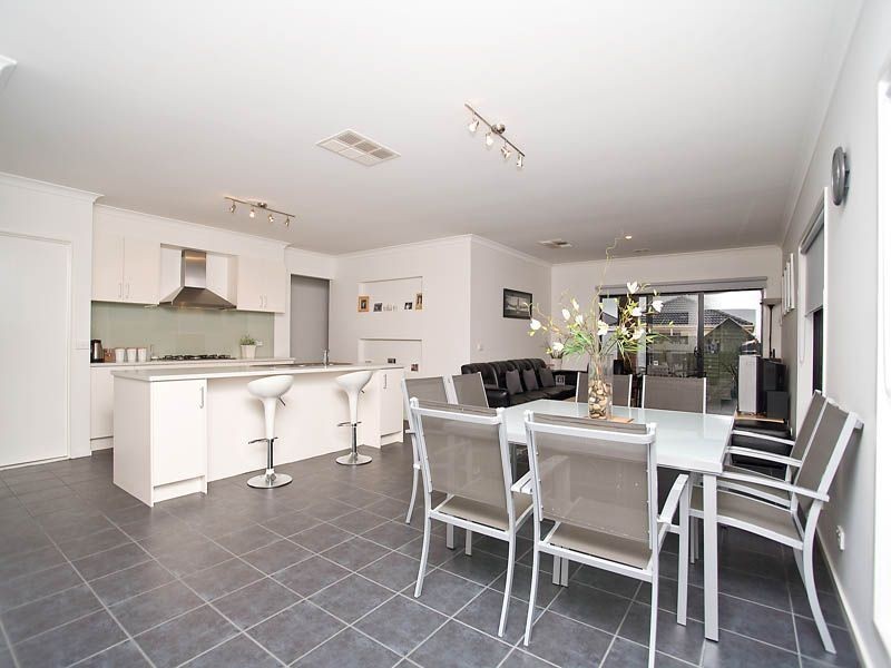 6 Eades Way, Craigieburn VIC 3064