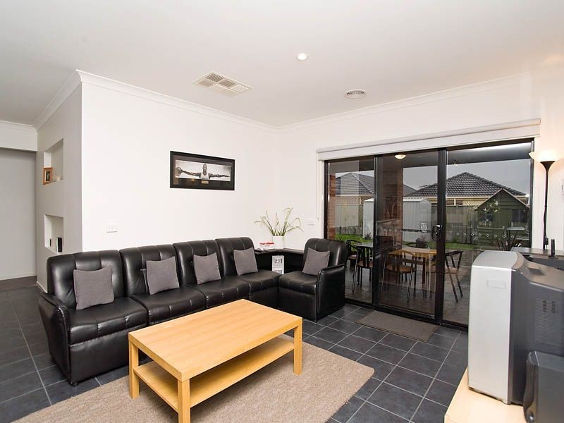 6 Eades Way, Craigieburn VIC 3064