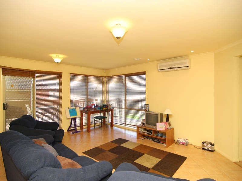 4 Earl Grove, Craigieburn VIC 3064