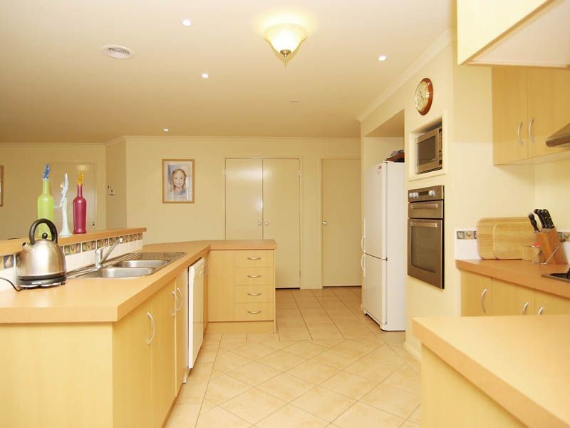 4 Earl Grove, Craigieburn VIC 3064