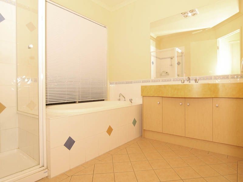 4 Earl Grove, Craigieburn VIC 3064