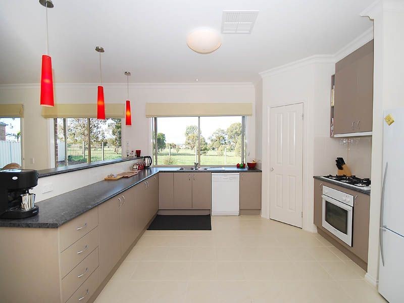 11 St.Cloud Green, Craigieburn VIC 3064