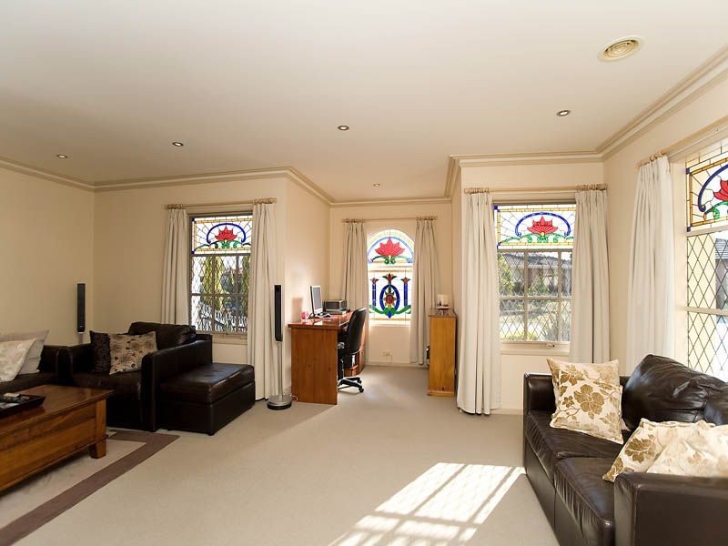 106 Rossiter Avenue, Roxburgh Park VIC 3064