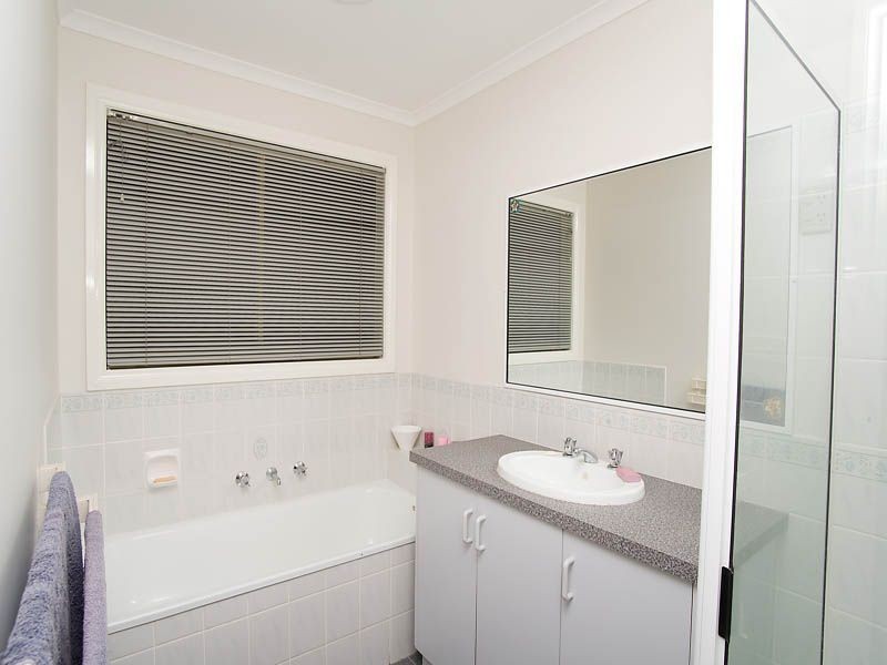 10 Verwood Court, Craigieburn VIC 3064