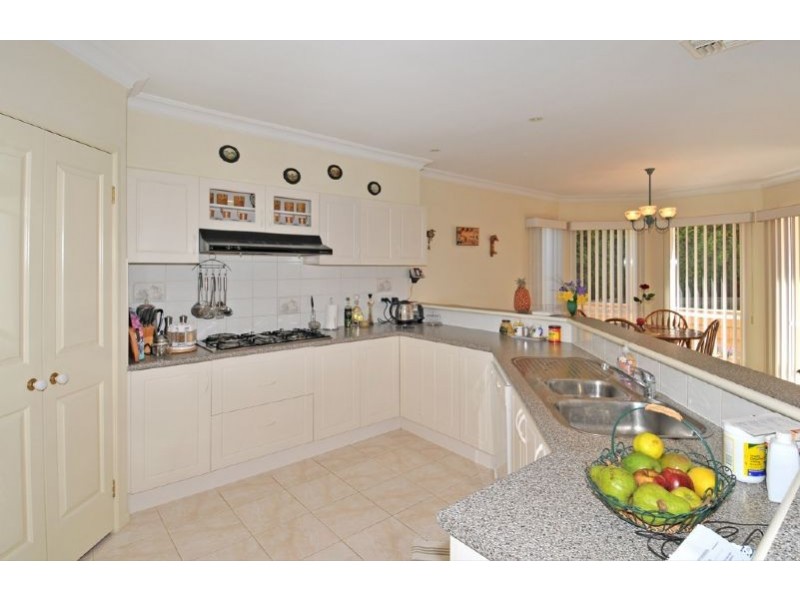 12 Hunter Avenue, Roxburgh Park VIC 3064