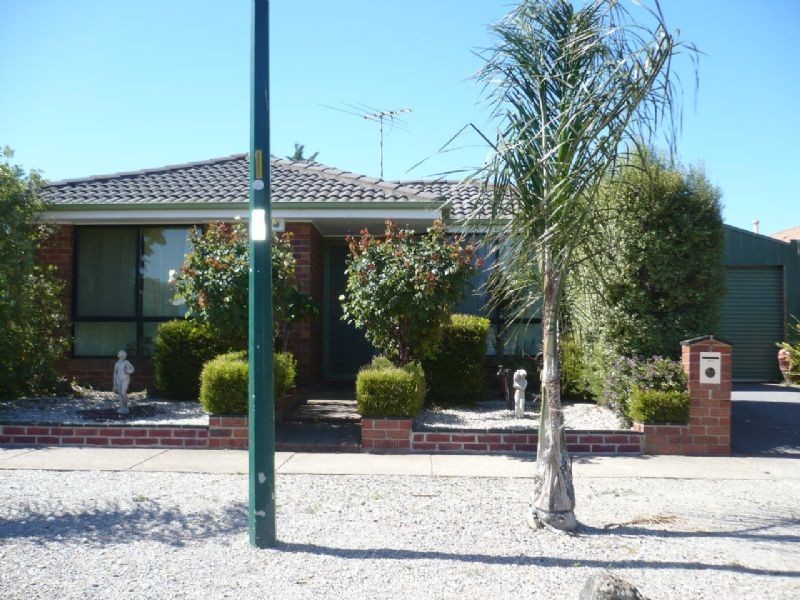 5 Rostron Way, Roxburgh Park VIC 3064