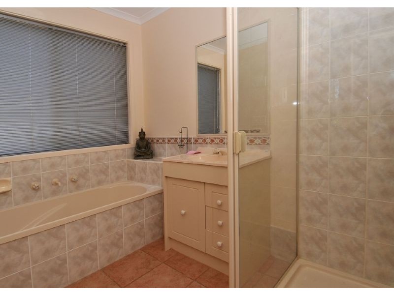 2 Meadowbank Court, Craigieburn VIC 3064