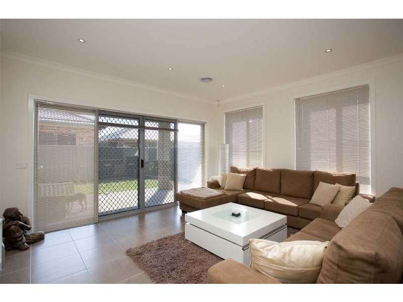 34 Kinglake Crescent, Craigieburn VIC 3064