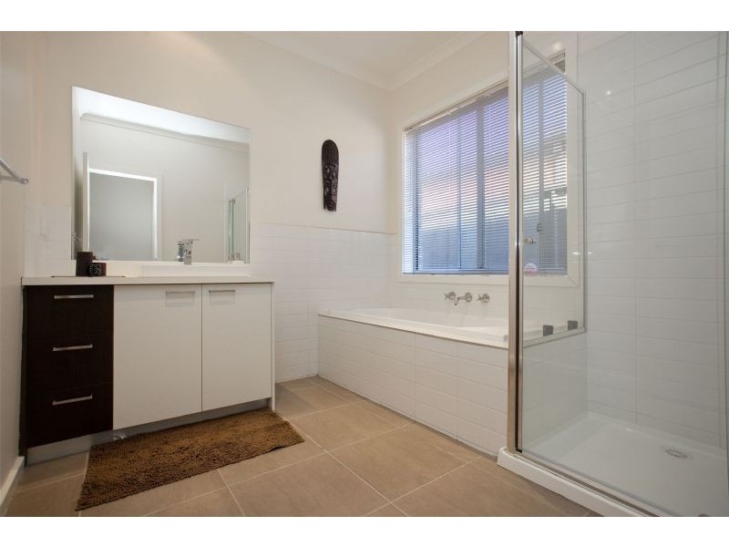 34 Kinglake Crescent, Craigieburn VIC 3064