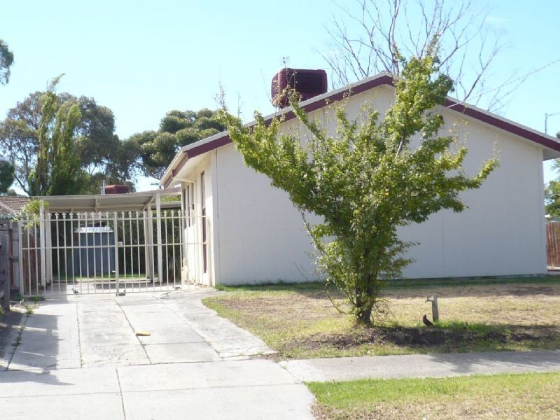 18 Woodburn Cres, Craigieburn VIC 3064