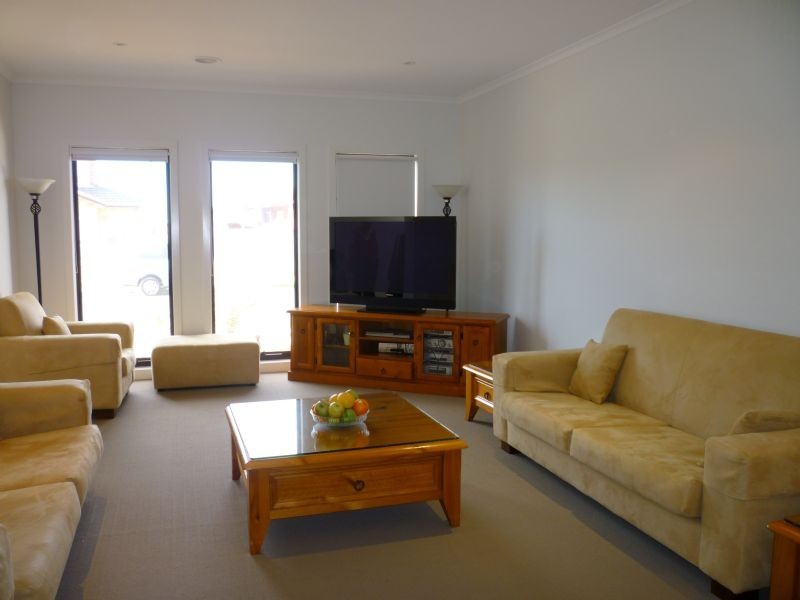 3 Watersedge Way, Roxburgh Park VIC 3064