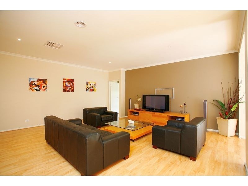 8 Garfield Way, Craigieburn VIC 3064
