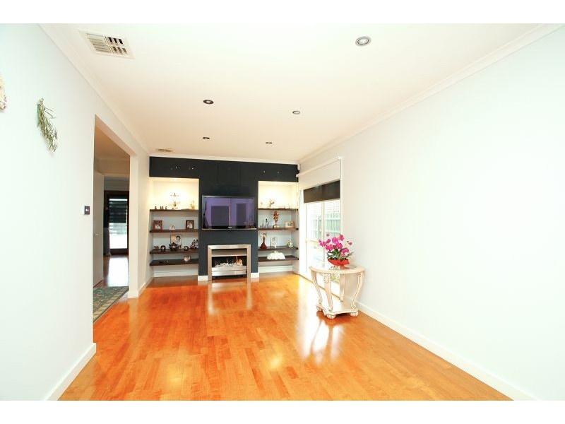 108 Rossiter Avenue, Roxburgh Park VIC 3064