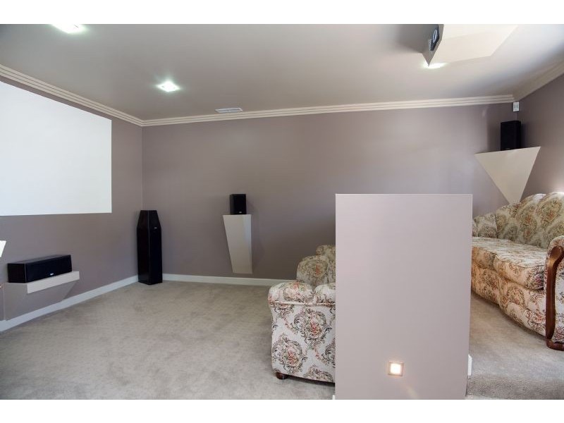 6 Stillwell Crescent, Roxburgh Park VIC 3064