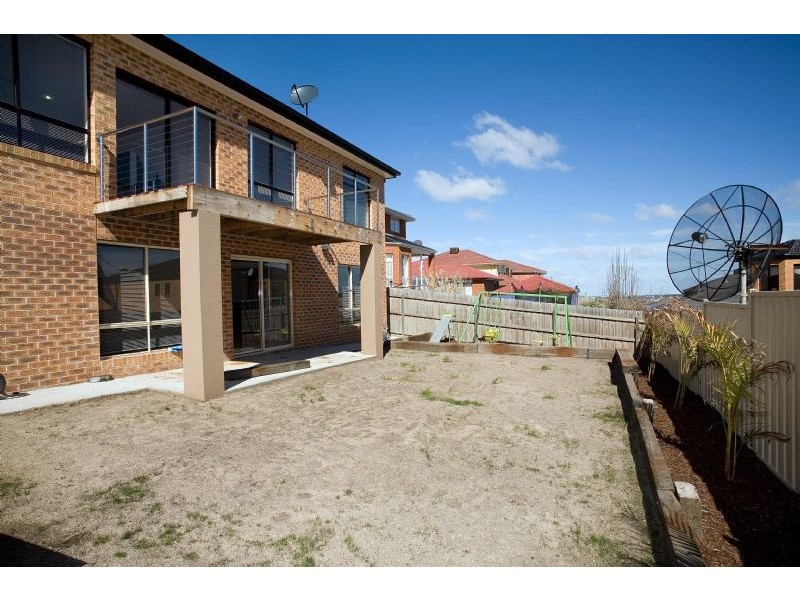 6 Stillwell Crescent, Roxburgh Park VIC 3064