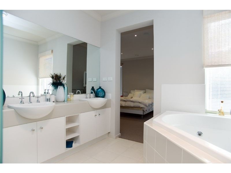 10 Scarborough Terrace, Craigieburn VIC 3064