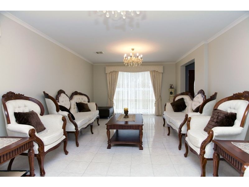 18 Salween Crescent, Roxburgh Park VIC 3064