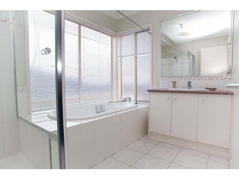 18 Salween Crescent, Roxburgh Park VIC 3064