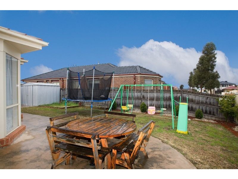 18 Salween Crescent, Roxburgh Park VIC 3064