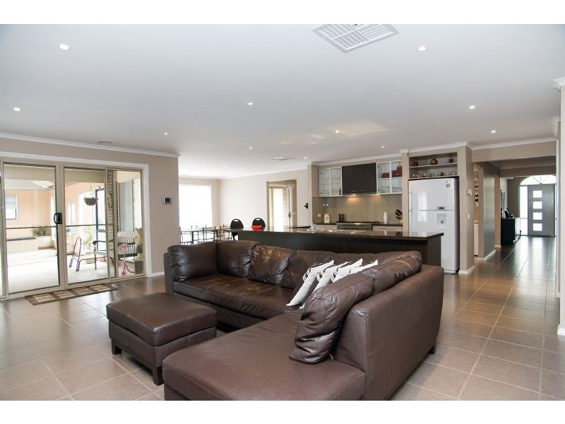 5 St. Ives Place, Craigieburn VIC 3064