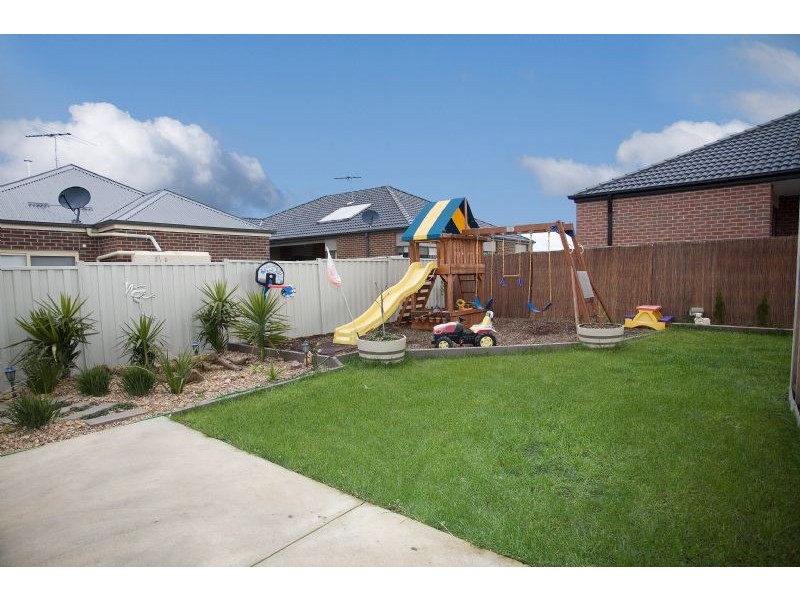5 St. Ives Place, Craigieburn VIC 3064