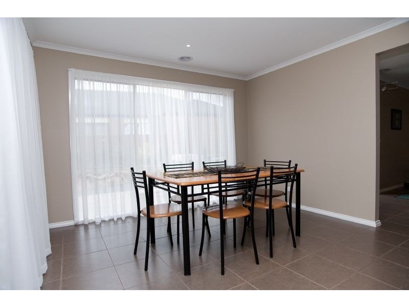 5 St. Ives Place, Craigieburn VIC 3064