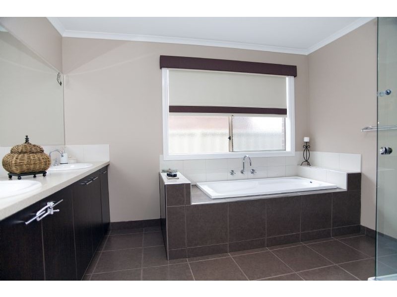 5 St. Ives Place, Craigieburn VIC 3064