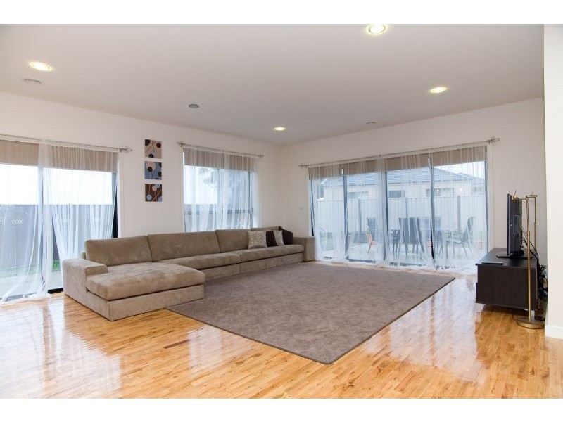 8 Gully Way, Craigieburn VIC 3064