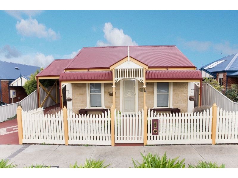 4 Woodbine Close, Craigieburn VIC 3064