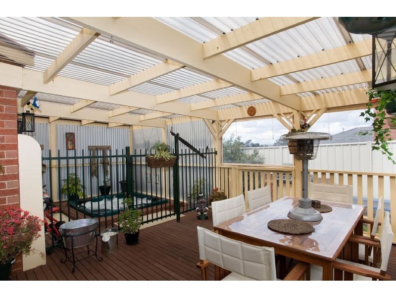 4 Woodbine Close, Craigieburn VIC 3064