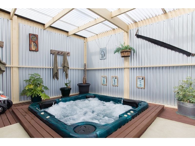 4 Woodbine Close, Craigieburn VIC 3064