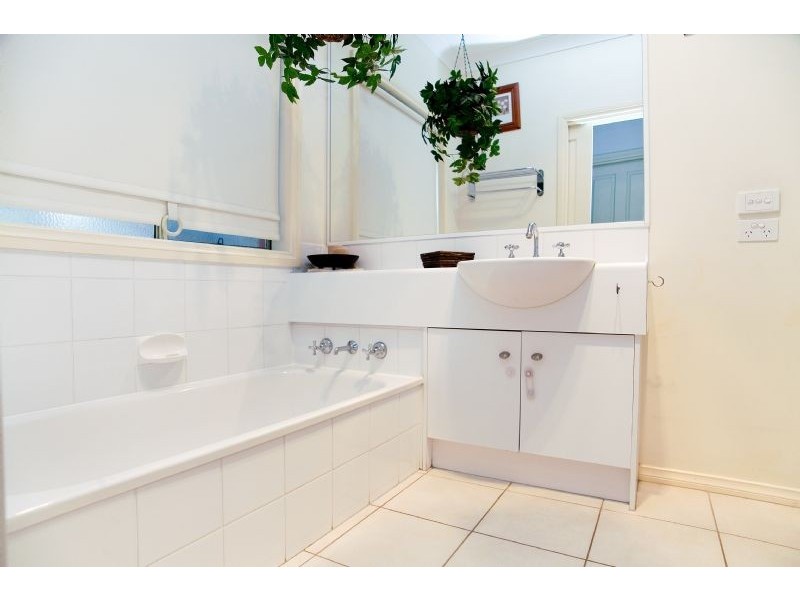 4 Woodbine Close, Craigieburn VIC 3064