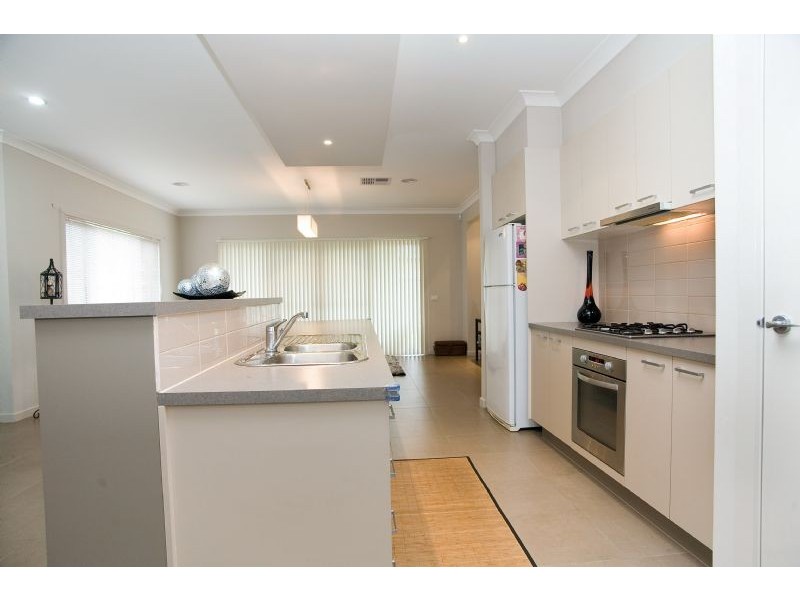 8 Ramsgate Lane, Craigieburn VIC 3064