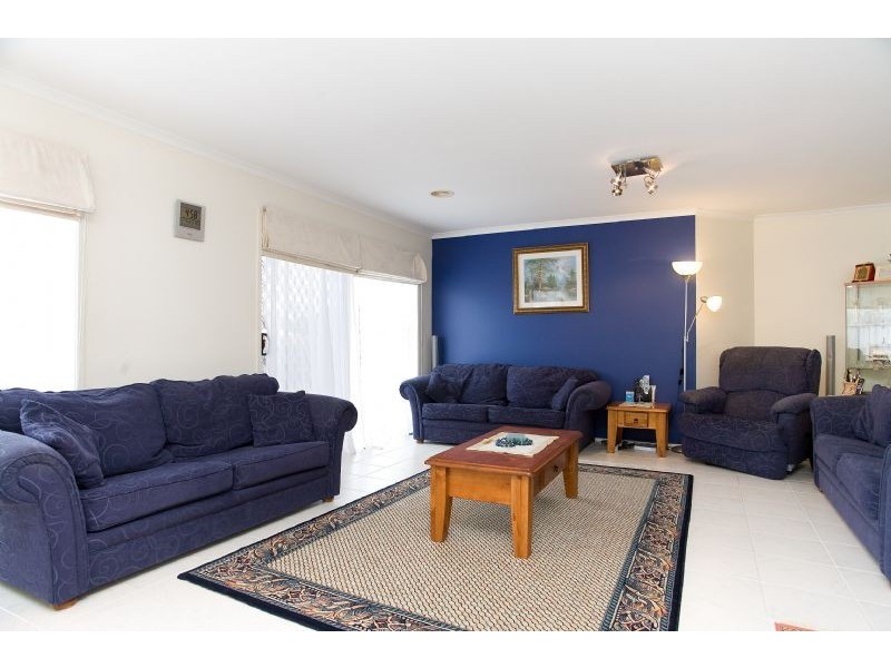 10 Rhine Drive, Roxburgh Park VIC 3064