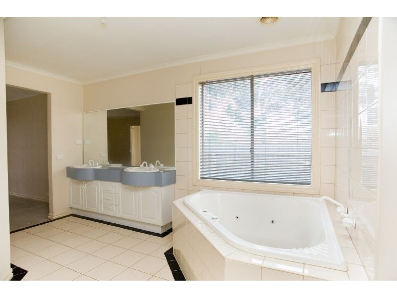 55 McIntyre Avenue, Roxburgh Park VIC 3064