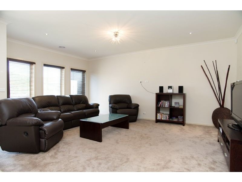 6 Kinglake Crescent, Craigieburn VIC 3064