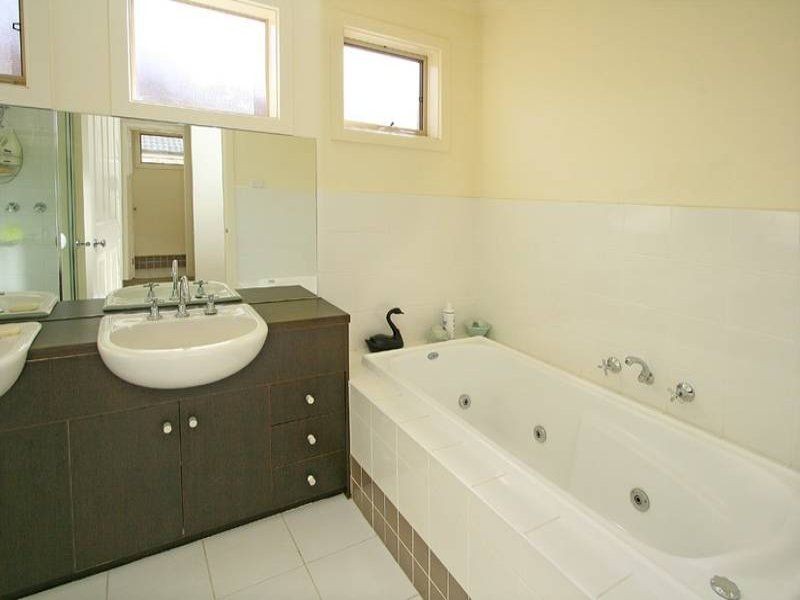 5 Astley Walk, Roxburgh Park VIC 3064