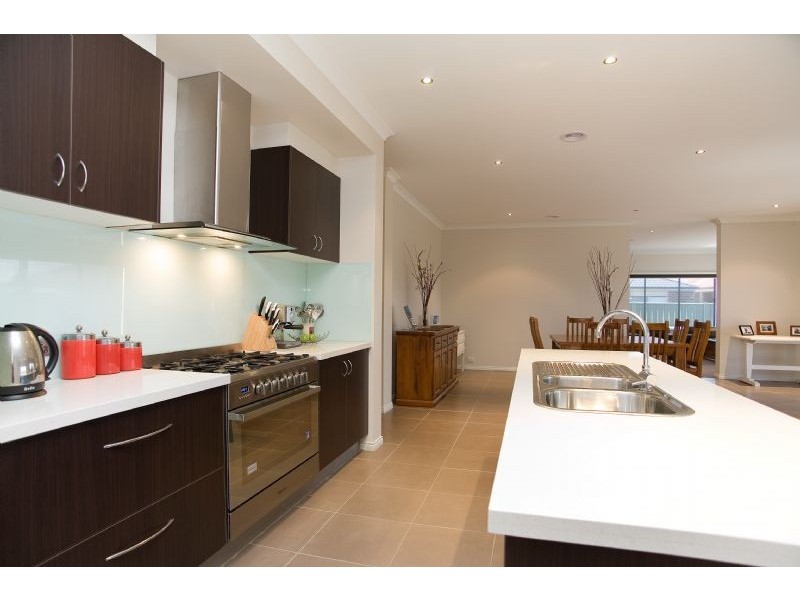 15 Basingstoke Retreat, Craigieburn VIC 3064