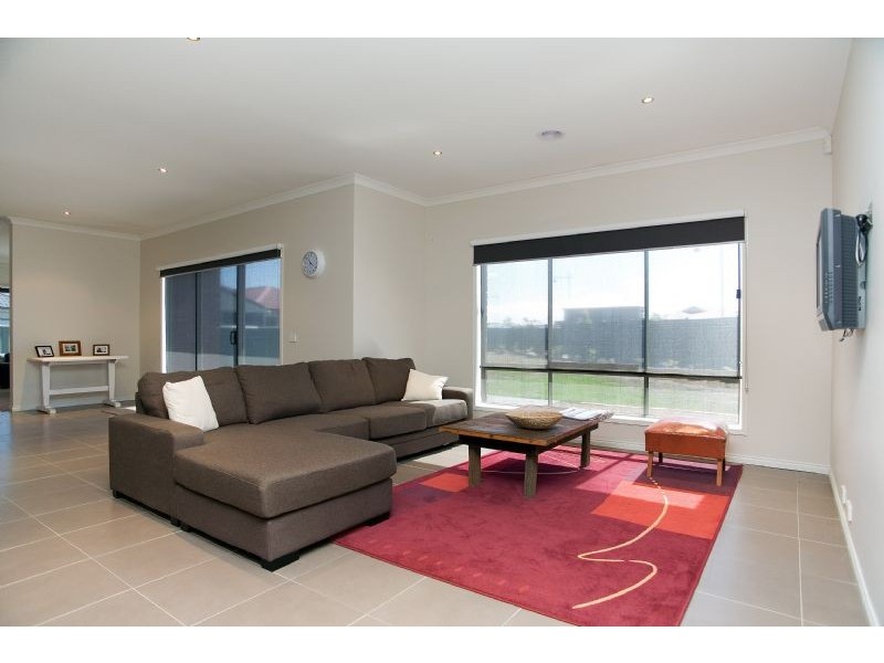 15 Basingstoke Retreat, Craigieburn VIC 3064